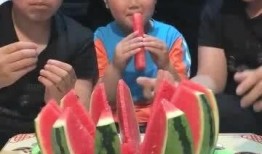 三兄弟吃瓜段子,一场笑料百出的夏日盛宴