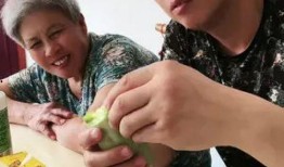 妈妈吃瓜搞笑视频,笑料百出萌态十足