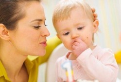 宝宝喂爸爸吃瓜,温馨亲子互动瞬间