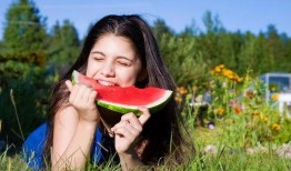 那些吃瓜的女人,那些热衷于八卦的女人们